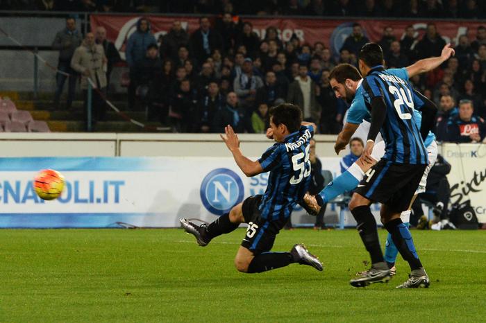 Napoli's Gonzalo Higuain (2R) scores the goal during the Italian Serie A soccer match SSC Napoli vs FC Inter at San Paolo stadium in Naples, Italy, 30 November 2015. ANSA/CIRO FUSCO