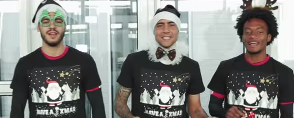 Babbo Natale Juventus.I Giocatori Della Juventus Diventano Cantanti Per Augurare Un Buon Natale Ai Tifosi