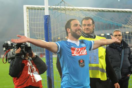 Napoli's Gonzalo Higuain celebrates the victory at the end of the Italian Serie A soccer match SSC Napoli vs FC Inter at San Paolo stadium in Naples, Italy, 30 November 2015. ANSA/CESARE ABBATE