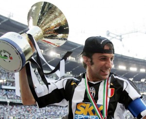 Il capitano della Juventus Alessandro Del Piero solleva la coppa per il 28/o scudetto, in una immagine del 29 maggio 2005. ANSA/DANIEL DAL ZENNARO