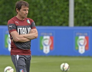 Italy's national soccer team head coach Antonio Conte during the team's training session at Coverciano Sports Center in Florence, Italy, 13 June 2015. ANSA/MAURIZIO DEGL INNOCENTI