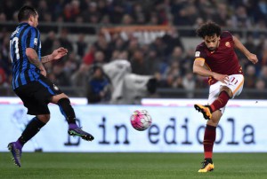 AS Roma's Mohamed Salah (R) vies for the ball with FC Inter's Gary Medel during the Italian Serie A soccer match between AS Roma and FC Inter at the Olimpico stadium in Rome, Italy, 19 March 2016. ANSA/ETTORE FERRARI