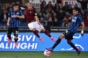 AS Roma's Radja Nainggolan (C) vies for the ball with FC Inter's players Yuto Nagatomo (L) and Jeison Murillo during the Italian Serie A soccer match between AS Roma and FC Inter at the Olimpico stadium in Rome, Italy, 19 March 2016. ANSA/ETTORE FERRARI