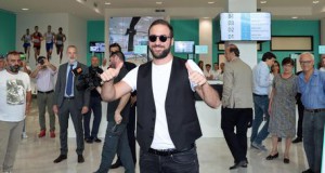 Gonzalo Higuain, new Juventus player, arrives at Caselle Airport in Turin, 27 July 2016. A lot of supporters was waiting for argentinian forward and former Naples player. ANSA/ ALESSANDRO DI MARCO