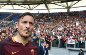 AS Roma' Francesco Totti celebrates after the Italian Serie A soccer match between AS Roma and Chievo Verona at the Olimpico stadium in Rome, Italy, 08 May 2016. ANSA/ETTORE FERRARI